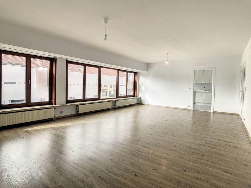 Appartement de 3 chambres prêt à emménager à louer situé en plein centre de Nieuwpoort-Stad, Astridlaan 90. Cet appartement se trouve à quelques pas d