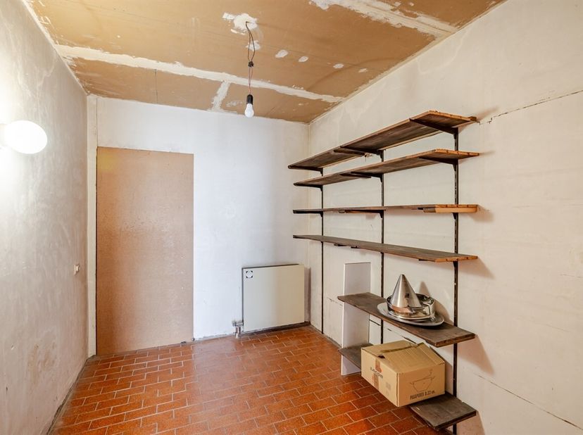 Welkom bij deze interessante belle-étage rijwoning, gelegen te Kwatrechtsteenweg 21 Wetteren. Deze woning is gelegen dichtbij alle voorzieningen zoals