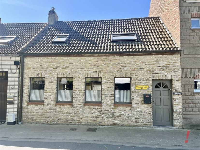 Gezellige dorpswoning met tuin en garage gelegen in het polderdorp Stalhille vlakbij De Haan en Wenduine. <br />
Dit pand omvat een inkomhal, erg lich