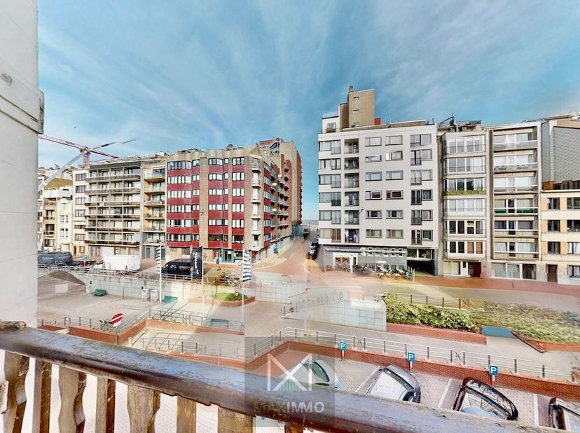 Appartement entièrement rénové avec vue latérale sur la digue et la mer – Blankenberge<br />
<br />
Vous rêvez d’un appartement prêt à emménager à la