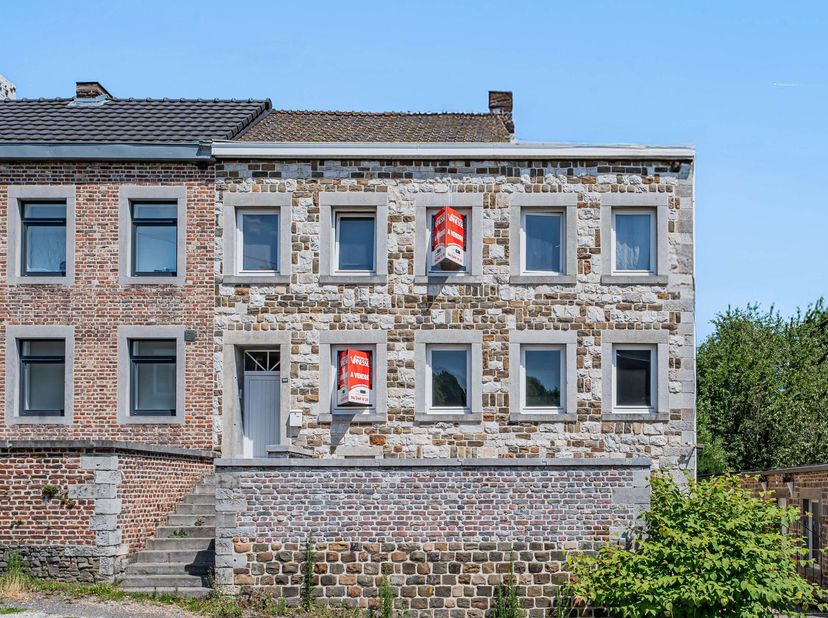 ​​​​Idéalement située, à proximité des axes autoroutiers, cette maison offre une excellente opportunité d’investissement. Composée de 5 logements non