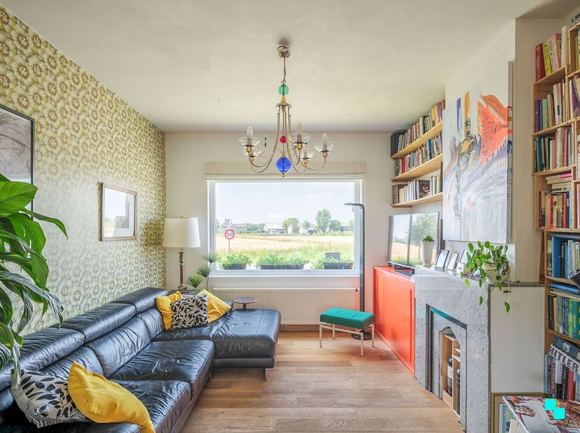 Deze vrijstaande woning met een bruikbare vloeroppervlakte van circa 207 m² is gelegen op een perceel van 731 m² in de Poelstraat, de verbindingsweg t