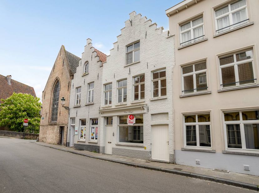 Een hoogwaardig en instapklaar herenhuis met ruime woonvolumes, drie slaapkamers en twee ensuite badkamers, rond een zonnige stadskoer in de Beenhouwe