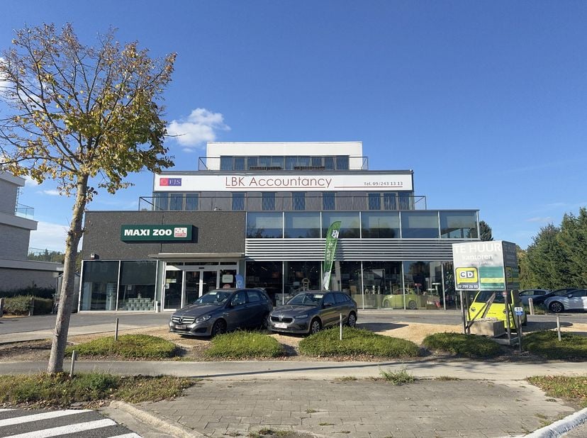 Bedrijfsvastgoed te huur in Kortrijksesteenweg 214,
                    9830 Sint-Martens-Latem