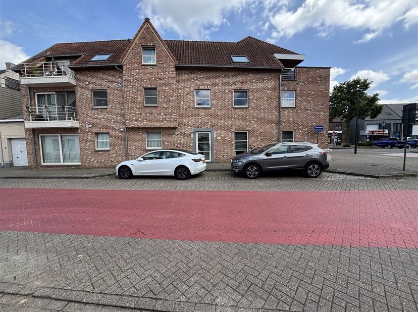 Energiezuinig 2-slaapkamer appartement met zeer ruime kelderberging<br />
Ligging: Zeer rustig gelegen, in het centrum van Meerhout. Op wandelafstand