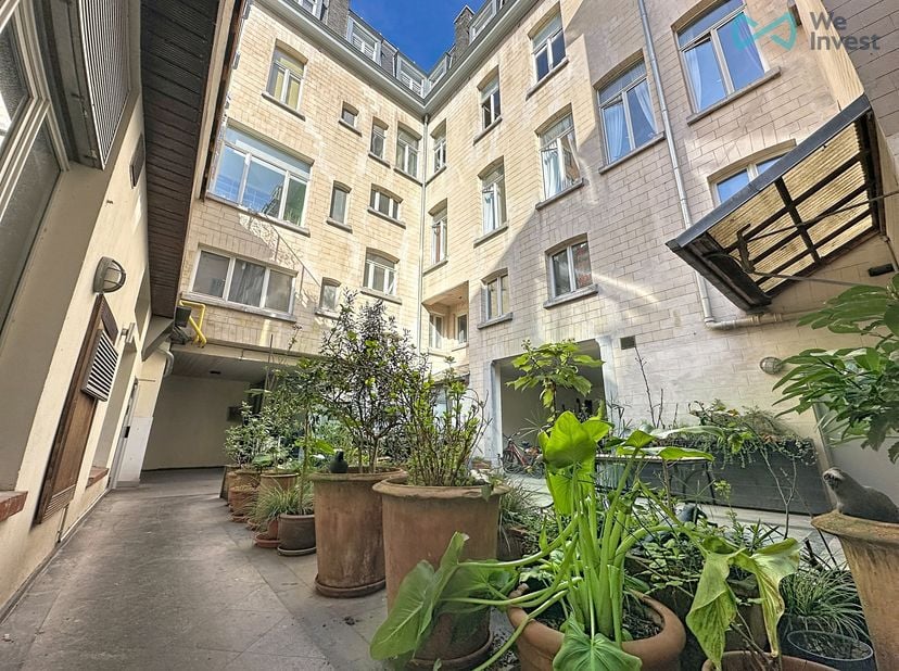 We Invest Ixelles heeft het genoegen u deze unieke loft in casco-staat te presenteren, gelegen op de eerste verdieping van een goed beheerd en onderho