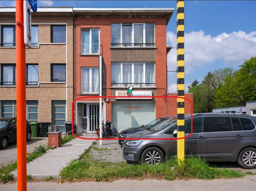 Situé dans un emplacement commercial de choix le long de l'Autolei à Wommelgem, ce vaste local commercial de plain-pied, avec des espaces à l'arrière