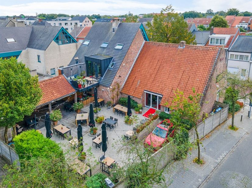 Instapklaar handelspand met ruim buitenterras en bovenliggend duplex appartement<br />
Locatie<br />
Het pand is gelegen aan de Hoveniersstraat 1 en 3