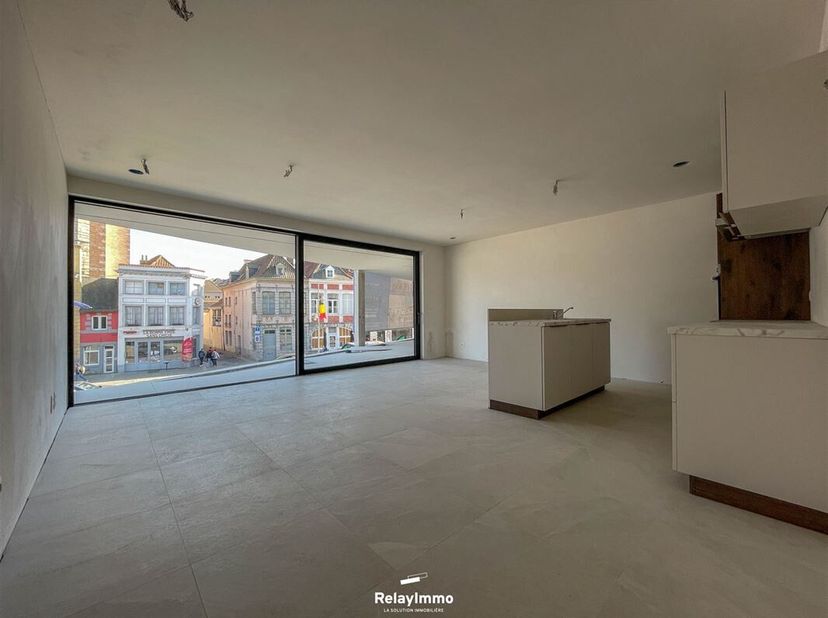 Appartement de 83,5 m2 situé au deuxième étage de la résidence "De Lille" avec deux chambres et terrasse de 11,7 m2.<br />
Hall d'entrée, wc séparé av
