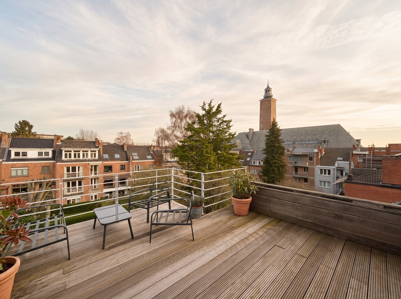 Dit duplexappartement ligt in het hart van Sint-Pieters-Woluwe en biedt een aangename en praktische woonomgeving.<br />
Het appartement bestaat uit ee