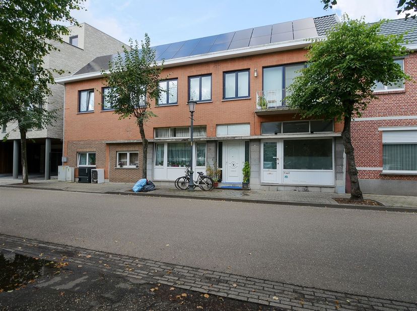Het betreft een handelspand van circa 400m², gelegen te Oudstrijdersstraat 11 in Heppen (Leopoldsburg). <br />
Het goed bevindt zich op het marktplei
