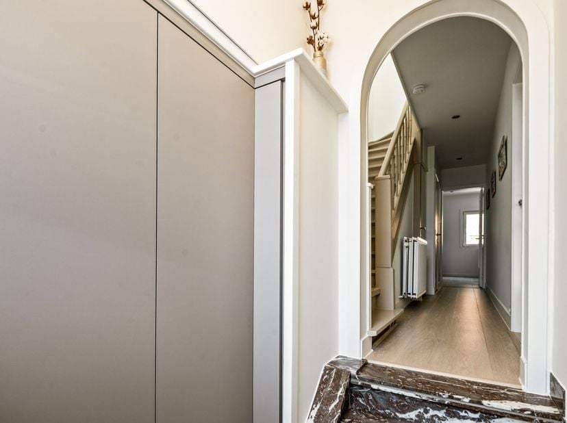 Deze verzorgde en instapklare gezinswoning bevindt zich in de Tirinusstraat te Deurne en biedt een aangename combinatie van ruimte en comfort. Bovendi