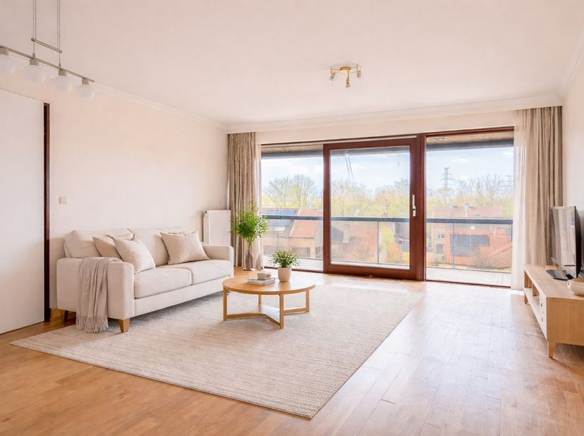 Dit zeer ruim appartement op de derde verdieping is gelegen in de gegeerde wijk Kristus Koning, nabij het Graaf Visartpark. Met een bewoonbare oppervl