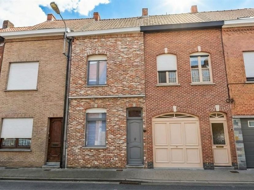 Rijwoning - Inkom, leefruimte, keuken met toestellen, badkamer met wastafel, douche en toilet. Ruim zonnig terras met achtergelegen berging. Op de eer