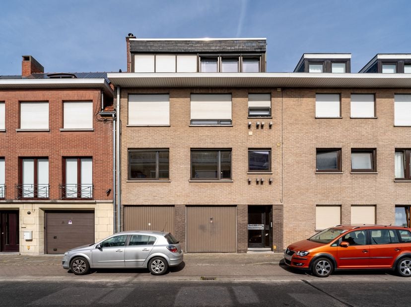 In de Zonnebloemstraat 21 bevindt zich deze verzorgde, kleinschalige residentie, gebouwd eind jaren zeventig. Op de eerste verdieping vindt u dit ruim