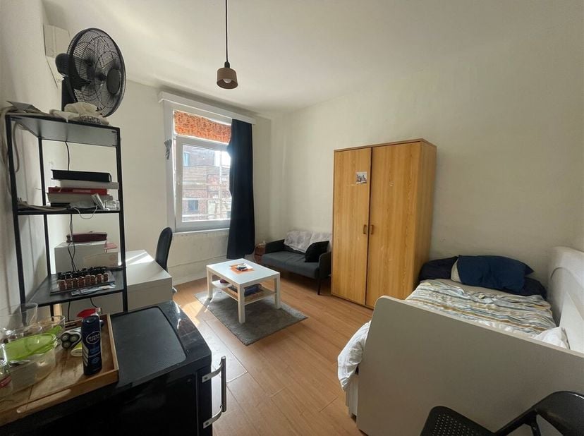 RÉSERVÉ AUX ÉTUDIANTS - STUDENTS ONLY (POUR UNE VISITE, APPELEZ LE +32 384 14 14)<br />
Cette chambre d'étudiant est située en plein coeur d'Anvers. E