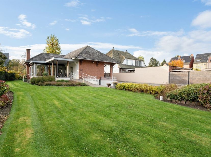 Gelijkvloerse woning met een grote zolder en ondergrondse garage/kelder, op een mooi gelegen ruim perceel van 906m² te Stabroek.<br />
We betreden dez