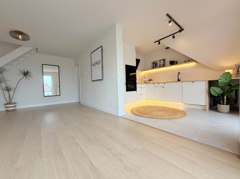Op een uitstekende ligging, vlak bij het bruisende centrum van Kortrijk, belangrijke invalswegen en diverse winkels, bevindt zich deze volledig vernie