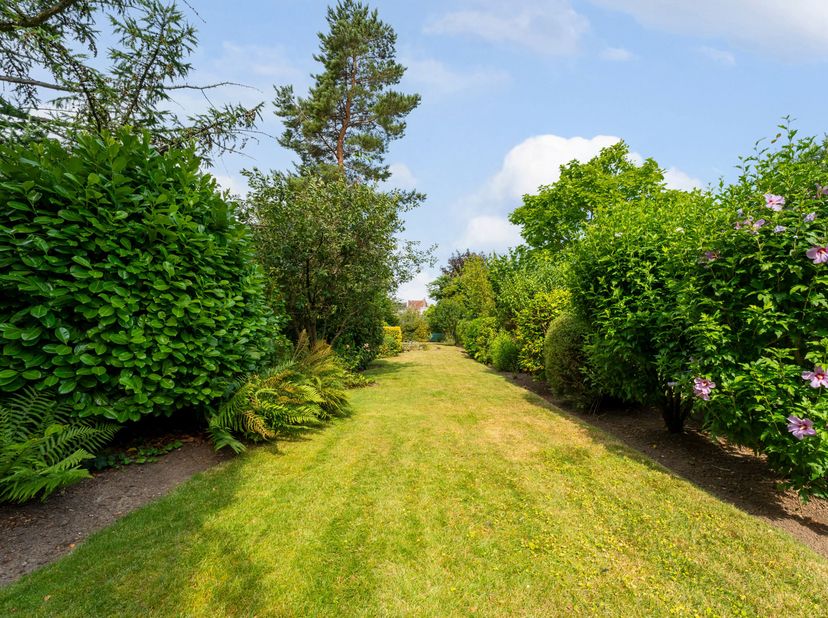 Rustig wonen op toplocatie in Kortrijk mét garage en zonnige tuin<br />
Op zoek naar een ruime, degelijke woning op een uitstekende ligging in Kortrij