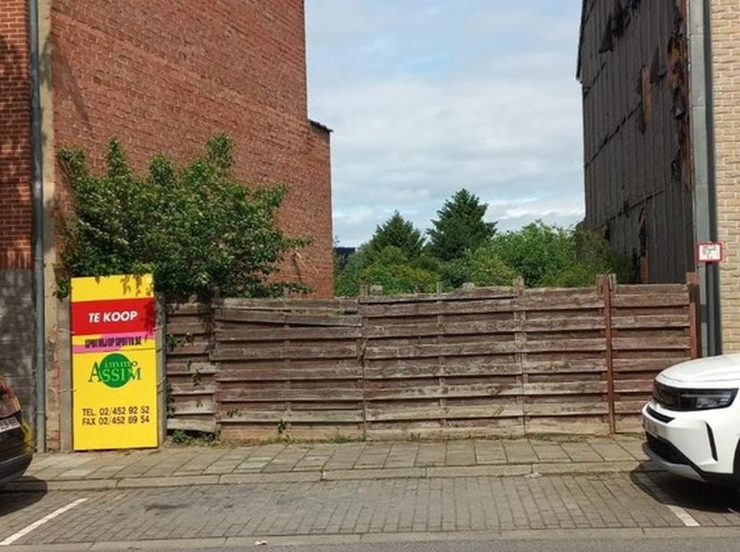 In een rustige en aangename woonomgeving te Zellik bevindt zich deze bouwgrond van 148,90m2&amp;nbsp;, ideaal voor de realisatie van een mooie eengezinswo