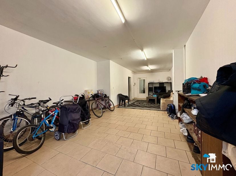 L’agence SKYIMMO vous propose cet immeuble reconnu comme maison de commerce, idéal pour un projet mêlant activité professionnelle et habitation. Situé
