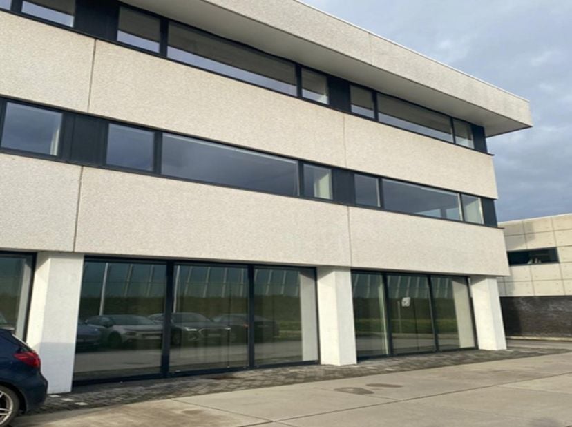 ALGEMEEN<br />
Instapklare kantoorruimte van ca. 380 m² te huur op de eerste verdieping van een kantoorgebouw in Burcht. De ruimte bestaat uit een ope