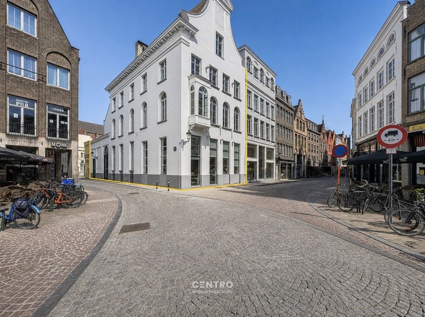 Een uitzonderlijk pand, dat zijn prijs meer dan waarmaakt!<br />
Wat hier te koop wordt aangeboden is geen gewoon handelspand, maar een integraal en m