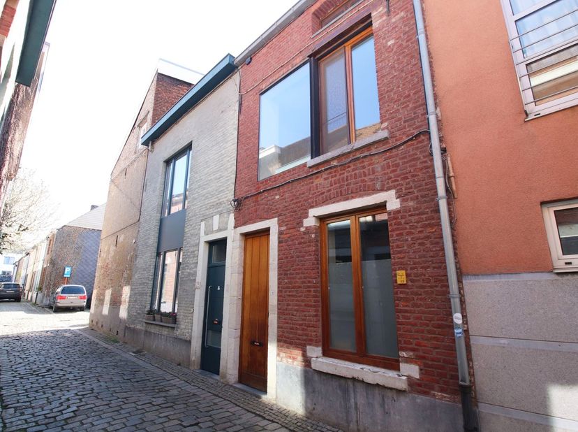 Deze lichtrijke woning geniet van een aantal troeven die zéér kunnen bekoren:<br />
<br />
⭐ Volledig gestript en gerenoveerd in 2004/2005 en sindsdie