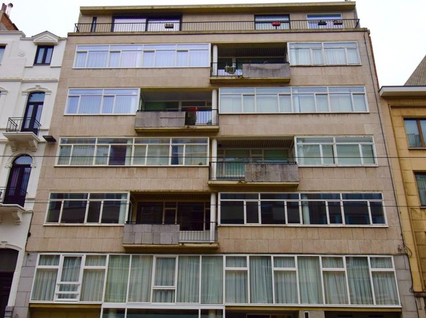 Bienvenue dans la résidence emblématique « FELIX », conçue par l'architecte Paul Felix. Derrière ses grandes fenêtres se cache un appartement entièrem