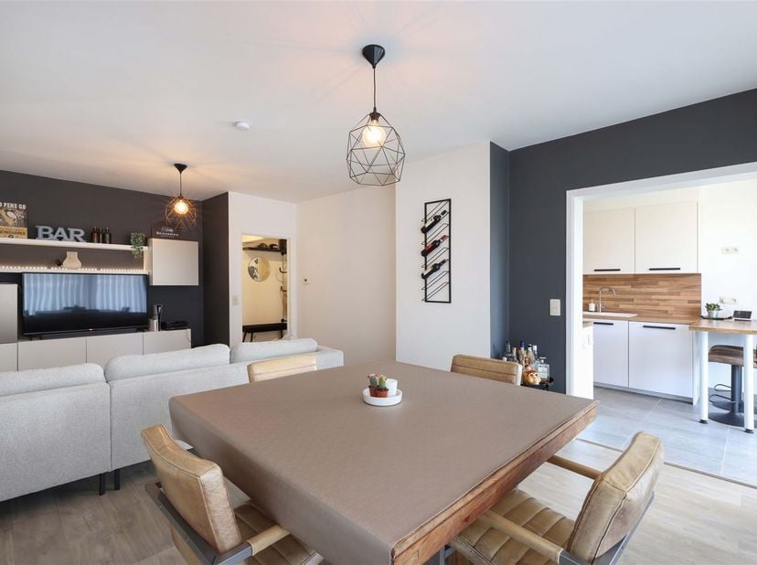 Knap gerenoveerd appartement met 2 slaapkamers, zonnig terras én autostaanplaats op gunstige locatie<br />
<br />
Omgeving:<br />
+ Gelegen op een