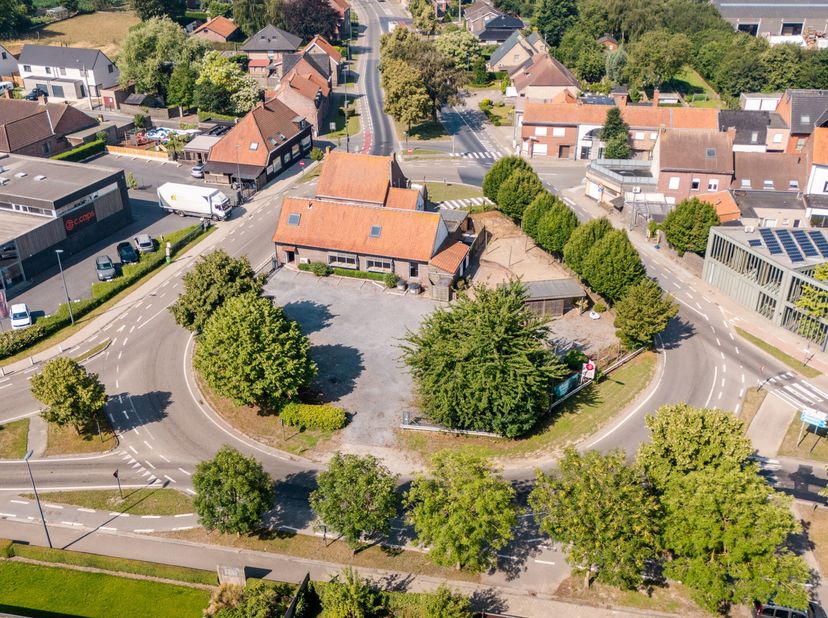 Commercieel top gelegen eigendom met uitzonderlijke zichtbaarheid.<br />
Zoekt u een nieuwe ontwikkeling of wilt u een bestaande site nieuw leven inbl