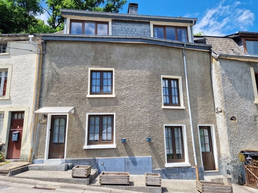 Spacieuse maison mitoyenne (+-270m² habitables), située sur un terrain de +-3 ares, offrant une belle vue dégagée sur les hauteurs de Bouillon.<br />
