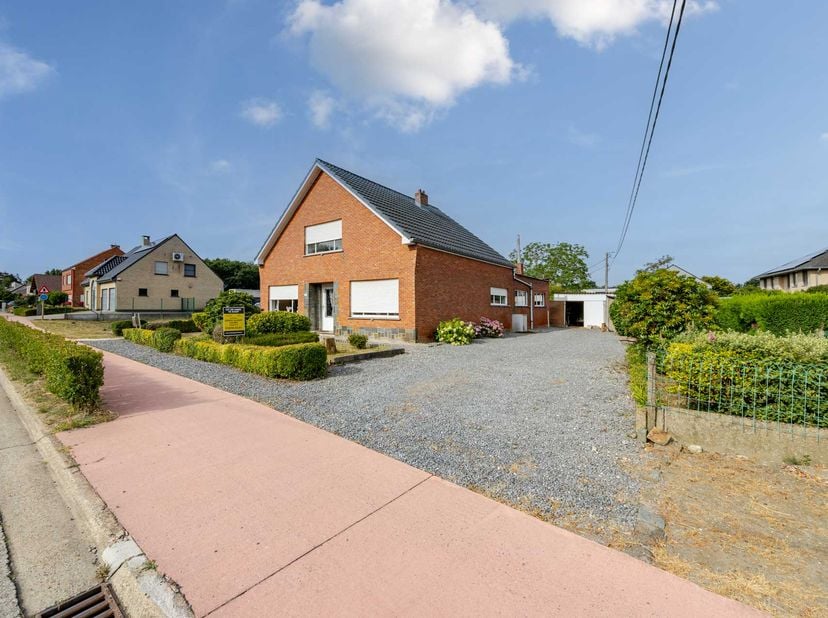 TE RENOVEREN WONING -<br />
Te renoveren woning boordevol potentieel !<br />
Op zoek naar een woning die je volledig naar eigen smaak kan inrichten? D