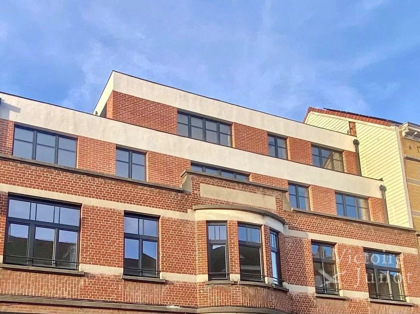 Victoire Junot heeft het genoegen u dit nieuwbouwappartement met 1 slaapkamer, doorzon en terras aan te bieden, samengesteld als volgt:<br />
De inkom
