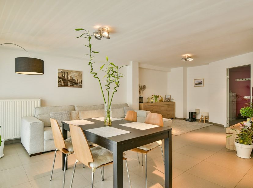 Welkom bij Iepersestraat 32/1.1, een volledig gerenoveerd appartement op de eerste verdieping met een uitstekend EPC-label B. Gelegen in het hart van