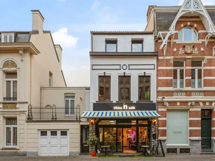 Investeringsvastgoed in centrum Hasselt (10% rendement)<br />
<br />
Dit prachtig gebouw bestaat uit een handelspand met woonst. Beide hebben hun ei