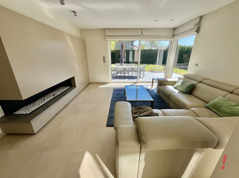 Kwalitatieve villa op een residentiële ligging nabij het Flamincka park, het dorpscentrum van Jabbeke en de E40.<br />
Deze woning omvat een royale i