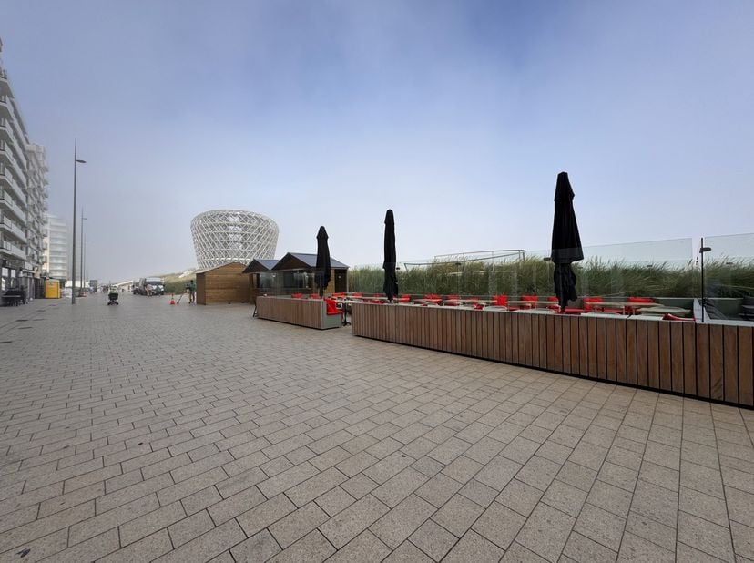 De zeedijk van Middelkerke, met het casino in het zicht, is een ligging die haar eigen passage genereert door de combinatie van wandelend dijkpubliek