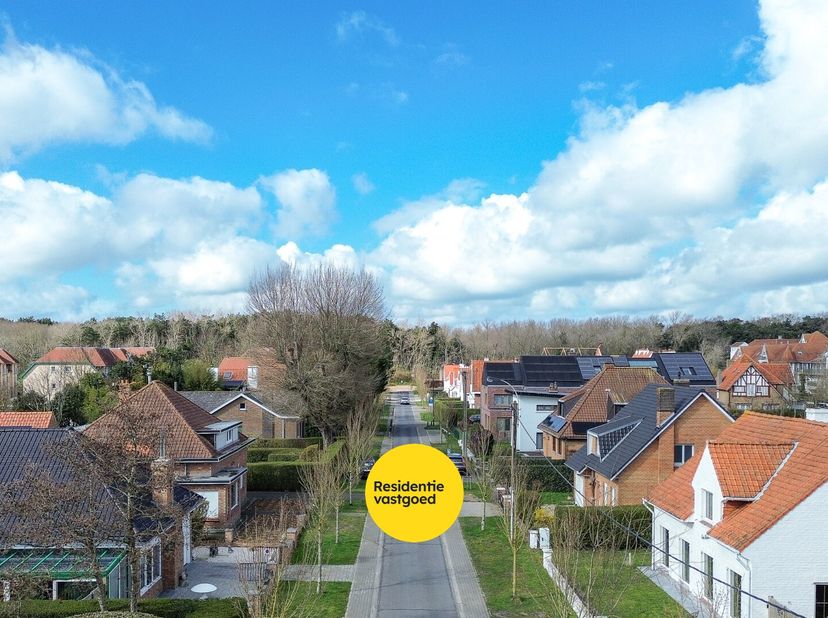 Deze instapklare bungalow bevindt zich op een rustige ligging nabij het bos én het centrum van De Haan. De woning, oorspronkelijk gebouwd in 1965, wer