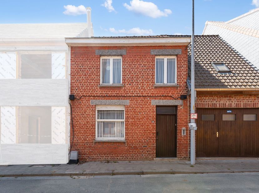 Te renoveren woning met tuin en garage in het hart van Watou<br />
Deze op te frissen woning met tuin en garage is gelegen in de gezellige dorpskern v