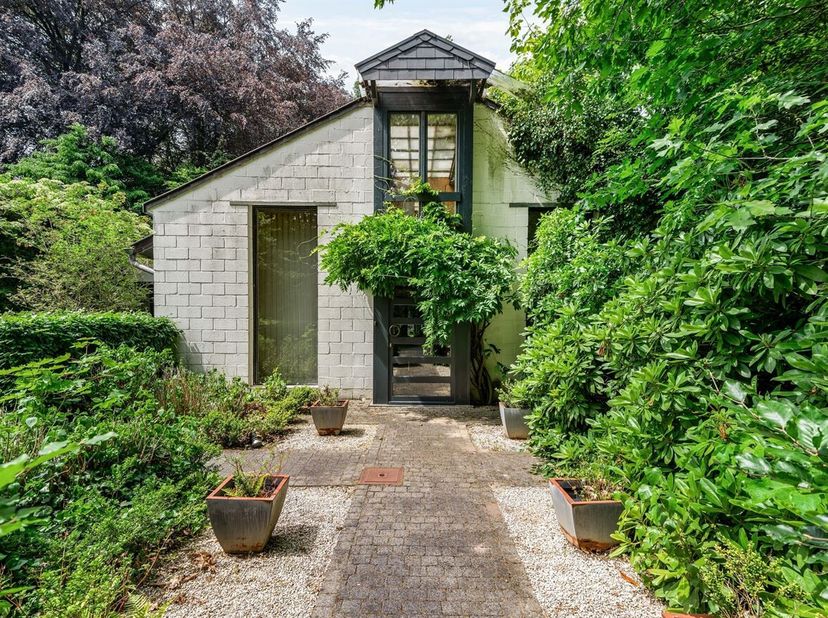 Nazarethdreef 9 te Schilde | Karaktervolle te renoveren villa met unieke architectuur en aangelegde tuin <br />
Deze te renoveren villa is gelegen op