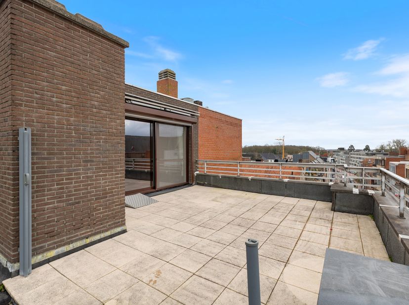 Ruim appartement met uitzonderlijk dakterras in Izegem.<br />
<br />
In de&amp;nbsp;Roeselaarsestraat 6 bus B9 te Izegem&amp;nbsp;bieden wij dit&amp;nbsp;unieke a
