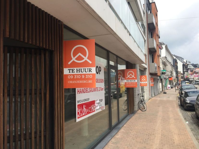 Casco kantoor of commerciële ruimte, ideale ligging in de drukste winkelstraat van Deinze, de Tolpoortstraat. Handelspand met tal van interessante mog