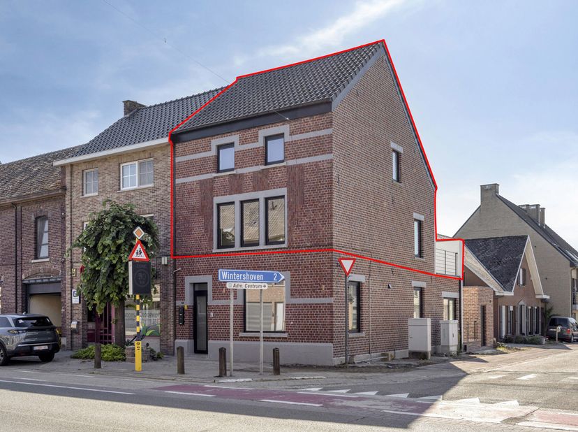 TOTAAL GERENOVEERD TRIPLEX-APPARTEMENT MET 3 SLAAPKAMERS,RUIME KELDER, KNAP TERRAS EN GEMEENSCHAPPELIJKE BERGING IN KORTESSEM-CENTRUM (HASSELT) !<br /
