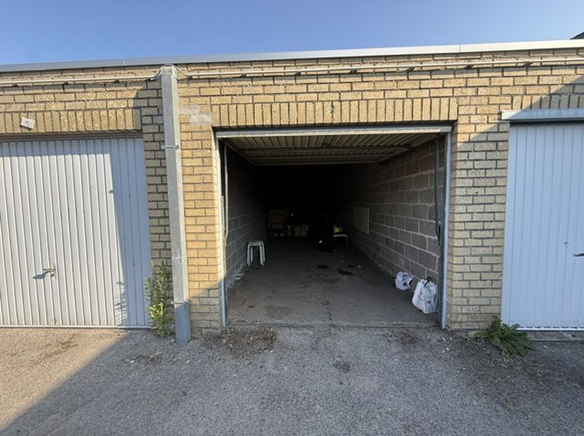 Ruime gesloten garagebox te koop gelegen langs de Markt te Gistel. Afmetingen: 11,80m diep x 2,70 m breedt. De inrijbreedte is 2,20m. Hoogte is 1,92m.