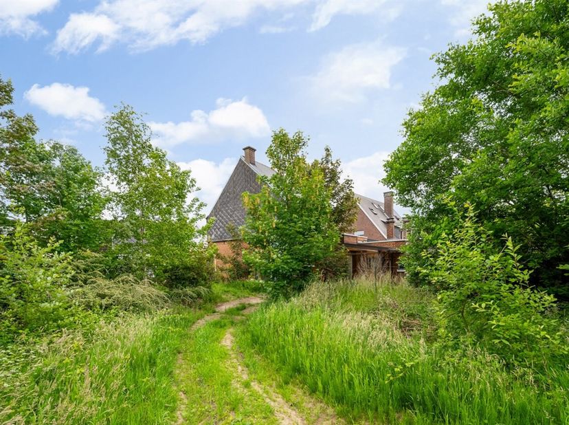 In de Beekstraat te Kerksken bevindt zich een mooi perceel bouwgrond voor een gesloten bebouwing. <br />
Met de eerste ca. 21 meter = breedte van 8m e