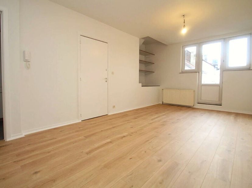 Ixelles / Rue de Livourne 49, à proximité du quartier du Châtelain, la Place Stéphanie, à deux pas des commerces et des transports en communs, dans un