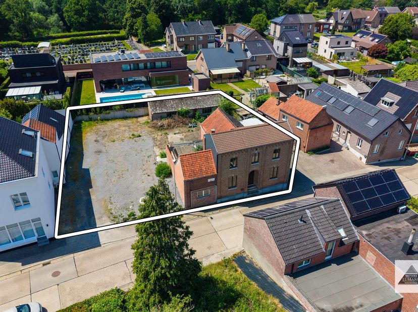 In het centrum van Eigenbilzen, op wandelafstand van de kerk en de basisschool, ligt deze op te knappen woning. Het pand is gebouwd in 1918 en heeft e