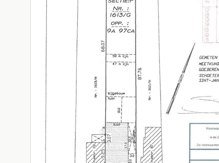 Rustig gelegen bouwperceel van 997 m² in woongebied op plan van de landmeter doch kadastraal gekend van 980m²<br />
Bent u op zoek naar een ruim perce
