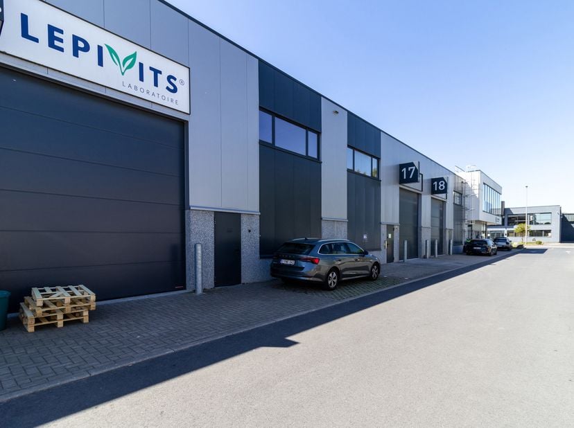 Zoning Nord de Wavre - IDEAL POUR STOCKAGE ET ATELIER + BUREAUX<br />
--&amp;gt; !! Prêt à l'usage !!<br />
LOCALISATION :<br />
Zoning nord de Wavre, à 5